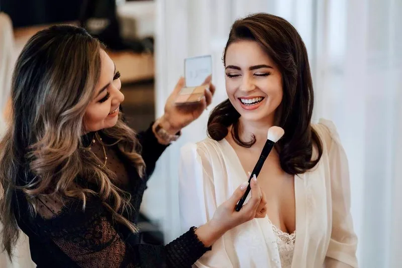 Lachende Braut beim Make-up mit Dilya Klein – DK Beauty Lounge Bodelshausen