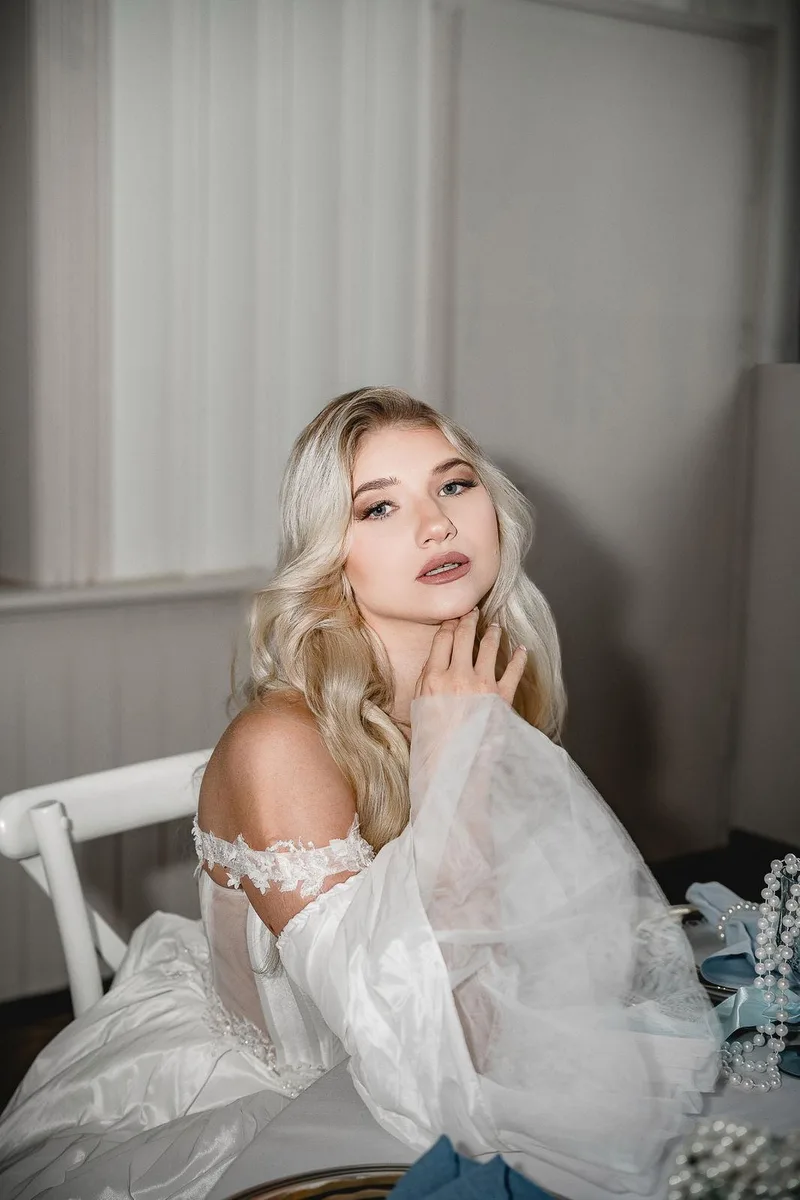 Braut mit weichen blonden Wellen und zartem Make-up – DK Beauty Lounge Bodelshausen