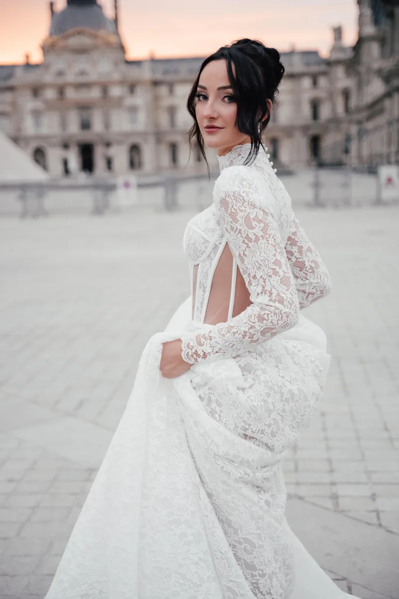 Modell im Spitzenkleid mit Hochsteckfrisur vor dem Louvre in Paris – Styling von Dilya Klein – DK Beauty Lounge Bodelshausen