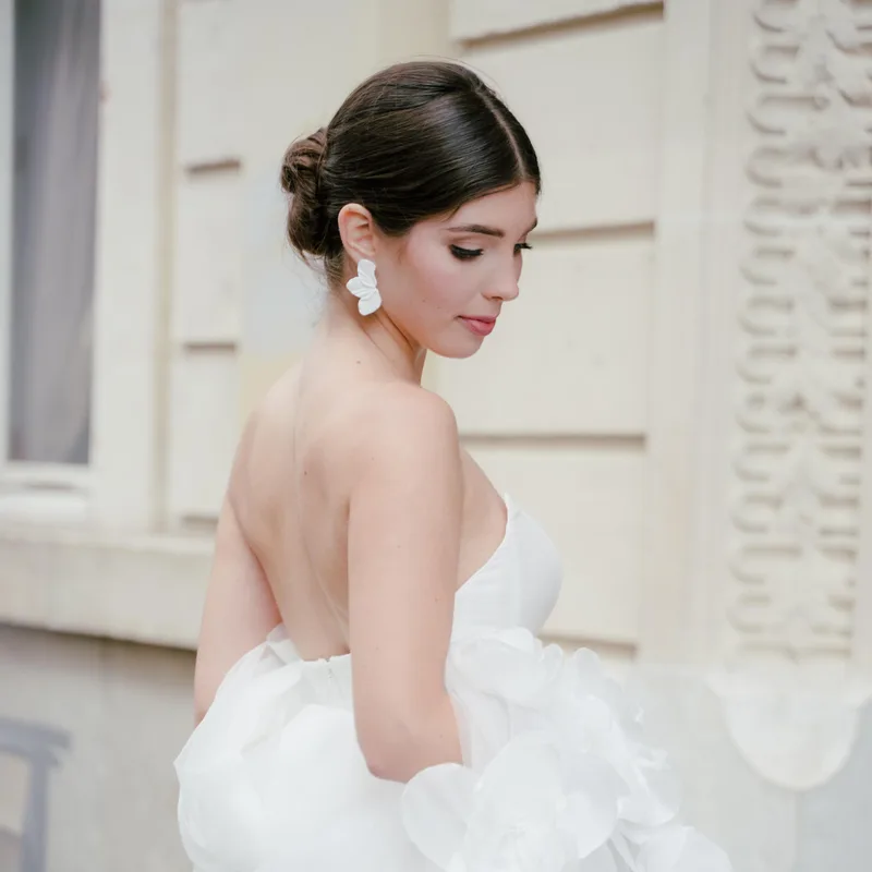 Eleganter Chignon und Abend-Make-up, Rückenansicht im Volantkleid – Styling von Dilya Klein – DK Beauty Lounge Bodelshausen