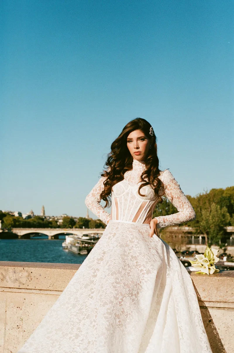 Modell mit langen Locken im Spitzenkleid an der Seine in Paris – Styling von Dilya Klein – DK Beauty Lounge Bodelshausen