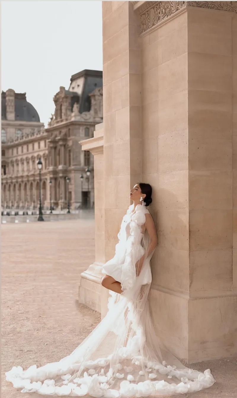 Modell im Tüllkleid an einer Säule des Louvre, Chignon und klares Make-up – Styling von Dilya Klein – DK Beauty Lounge Bodelshausen