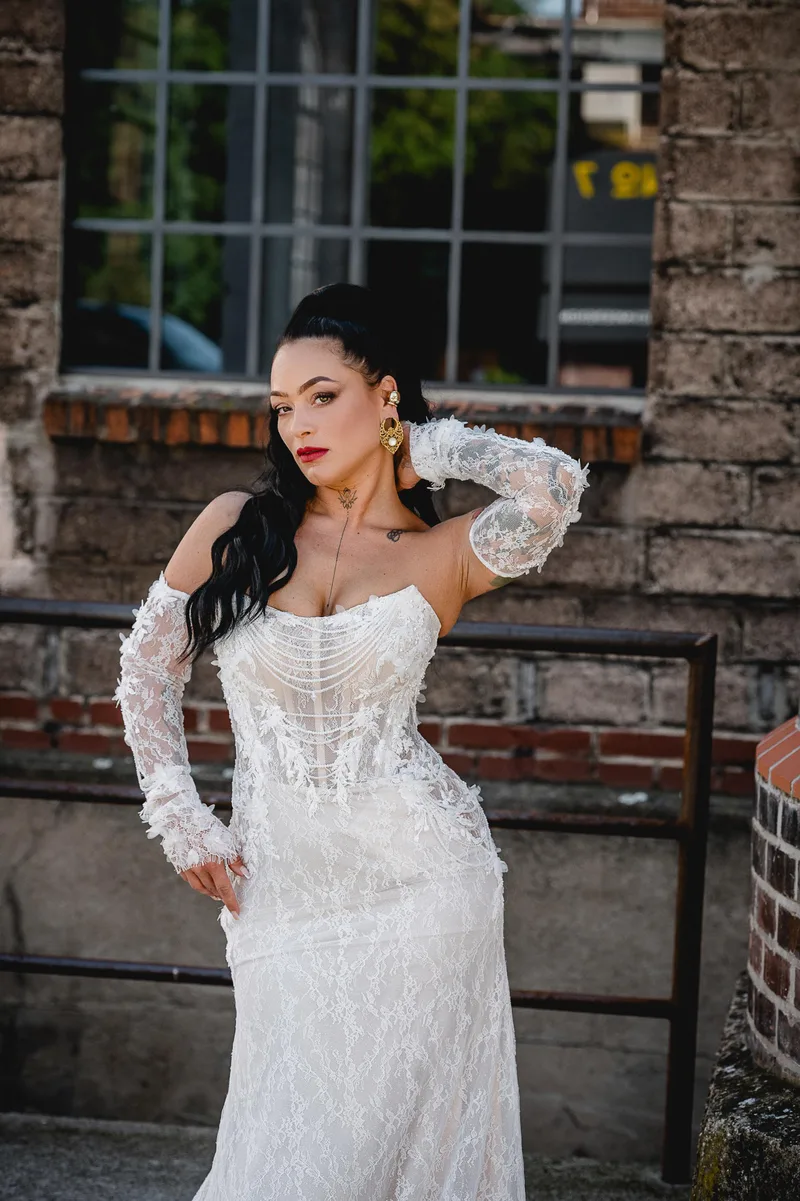 Modell mit schwarzem Haar, rotem Lippenstift und Spitzenkleid vor Industriekulisse – Styling von Dilya Klein – DK Beauty Lounge Bodelshausen