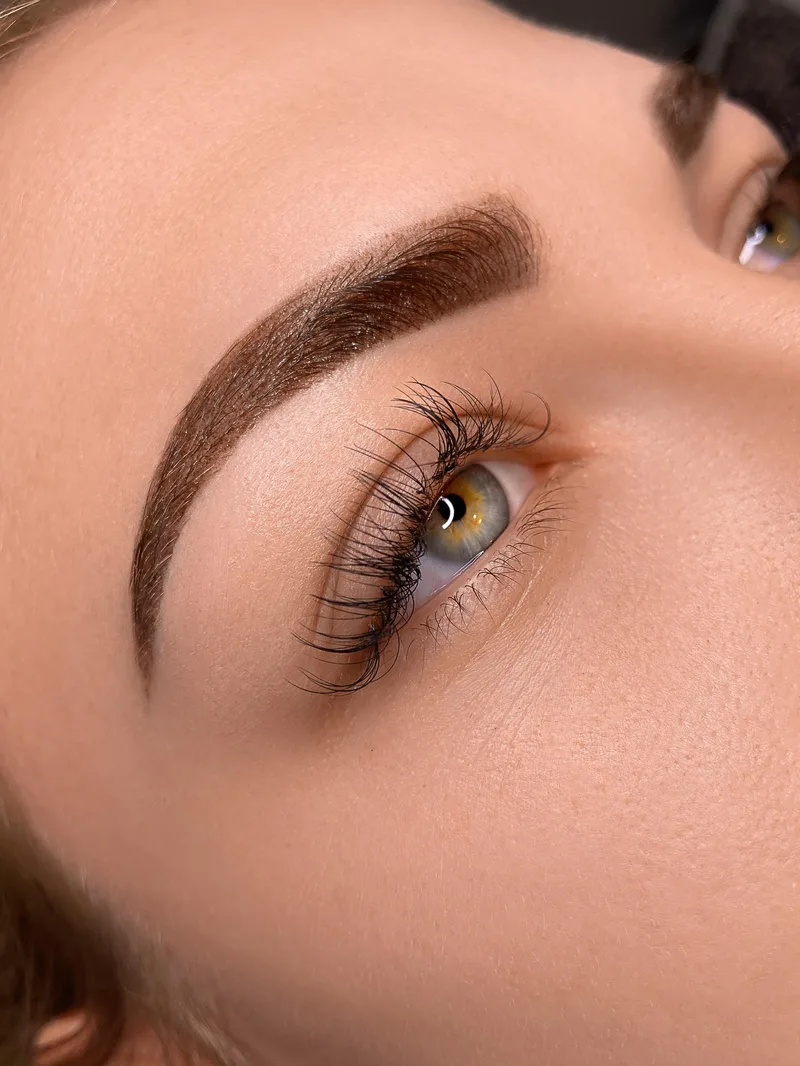 Permanent Make-up an den Augenbrauen, weich schattiert in Braun – Nahaufnahme – DK Beauty Lounge Bodelshausen