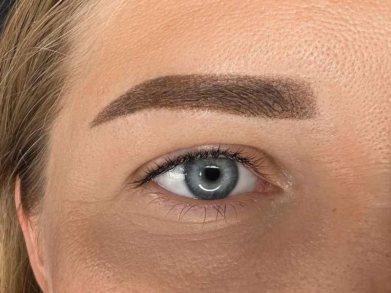 Permanent Make-up an den Augenbrauen, klar konturiert und weich ausgeschattet – DK Beauty Lounge Bodelshausen