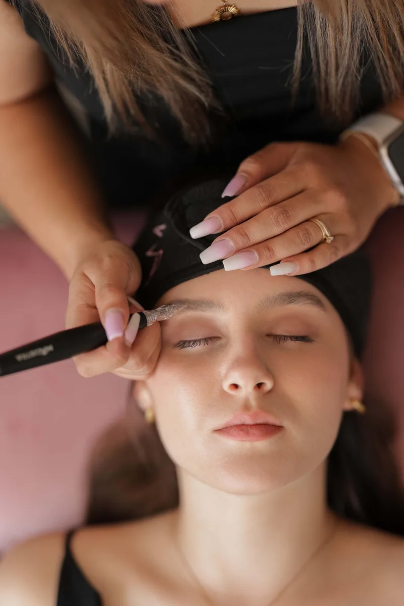 Permanent Make-up an den Augenbrauen: Arbeit mit dem Pigmentiergerät – DK Beauty Lounge Bodelshausen