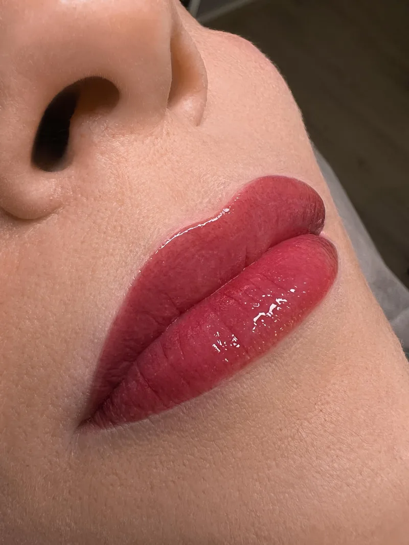 Permanent Make-up an den Lippen, Nahaufnahme direkt nach der Behandlung – DK Beauty Lounge Bodelshausen