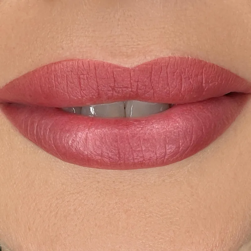 Lippen mit Permanent Make-up in zartem Rosé, frontale Nahaufnahme – DK Beauty Lounge Bodelshausen