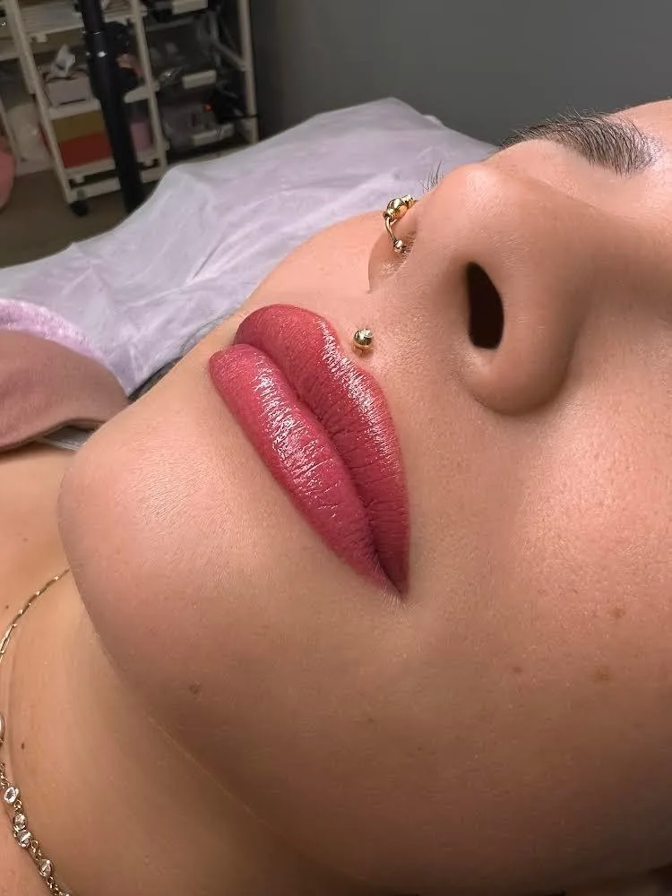Permanent Make-up an den Lippen während der Behandlung – DK Beauty Lounge Bodelshausen