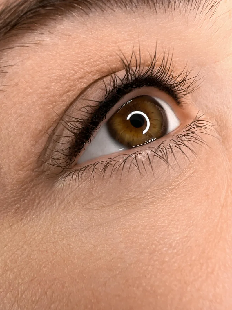 Wimpernkranzverdichtung: dunkler, dichter Wimpernkranz am geöffneten Auge – DK Beauty Lounge Bodelshausen