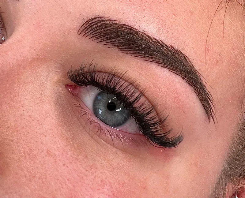 Wimpernverlängerung: dichter, dunkler Wimpernkranz am blauen Auge – DK Beauty Lounge Bodelshausen