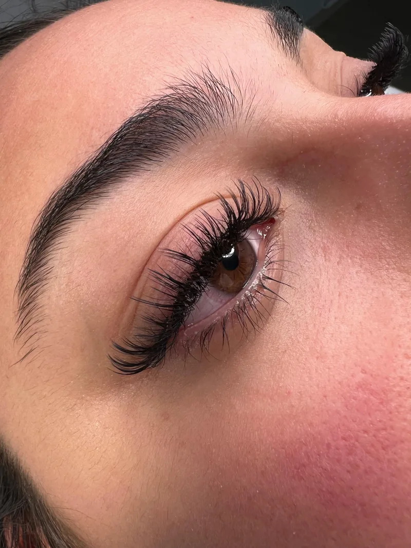 Wimpernverlängerung mit leichtem, offenem Verlauf am braunen Auge – DK Beauty Lounge Bodelshausen