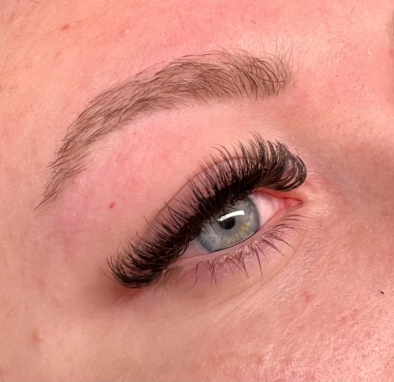 Wimpernverlängerung mit vollem, dichtem Volumen – Nahaufnahme – DK Beauty Lounge Bodelshausen