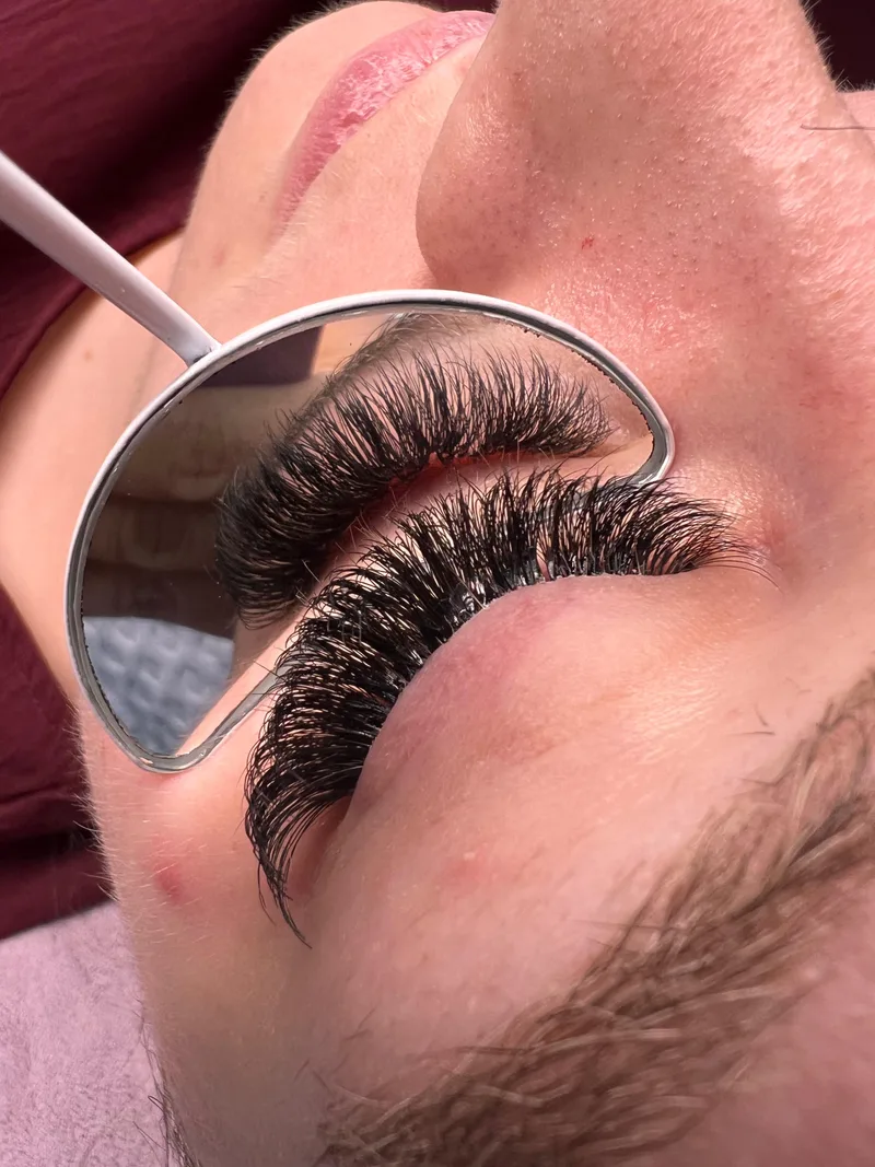 Fertige Wimpernverlängerung im Handspiegel betrachtet – DK Beauty Lounge Bodelshausen