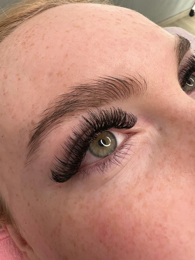 Lange, geschwungene Wimpernverlängerung am grünen Auge – DK Beauty Lounge Bodelshausen